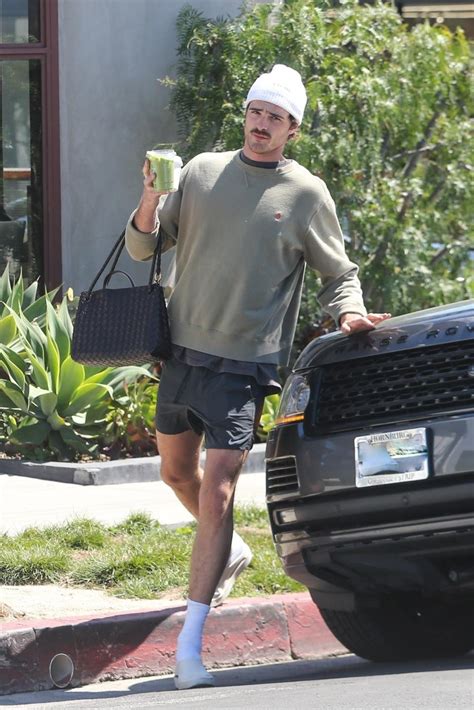 why does jacob elordi carry a purse.